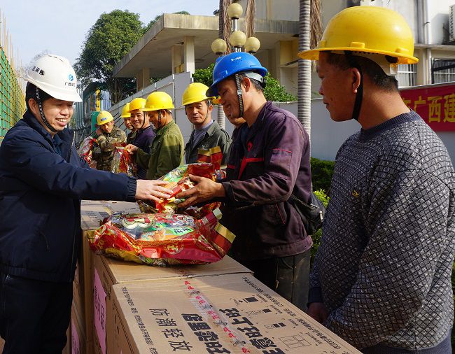 （修圖）為一線工人發(fā)放慰問品。謝微旋 攝_副本.jpg