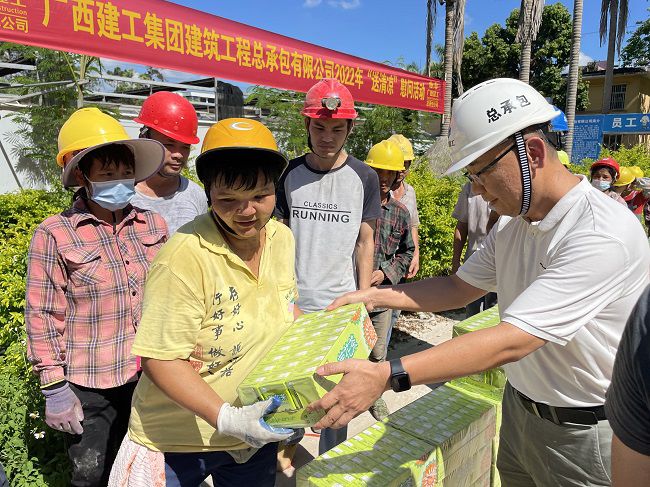 （修圖）陸烜為工人發(fā)放清涼慰問品。容芝雅 攝.jpg